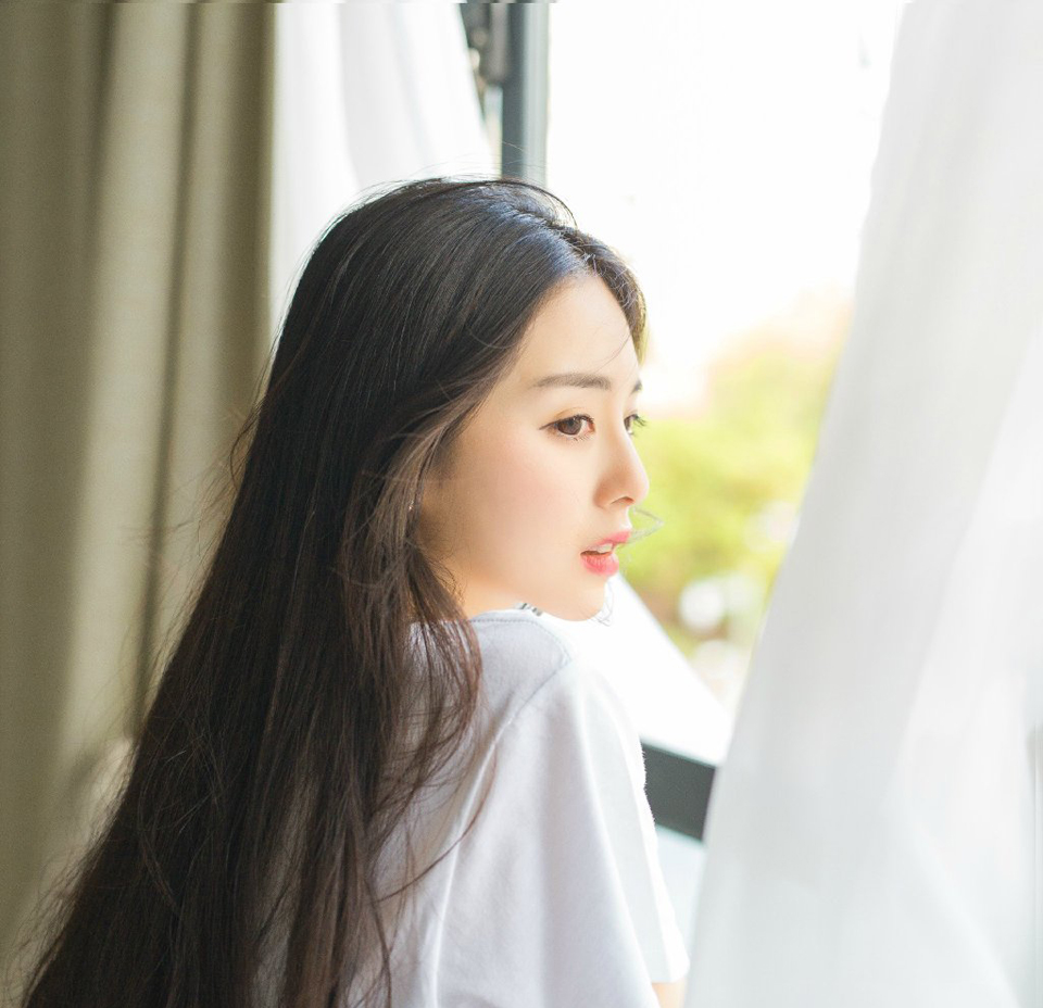 我早就想通了，人们埋怨一成不变，但也埋怨居无定所，人们其实都无所谓，只是要给日子找点岔子而已，似乎只有违背现在的生活，才真正懂得了生活，生活就是一个婊子一个戏子一个你能想到的—切，你所有的比喻就往里面扔吧，你总是对的。因为生活太强大了，最强者总是懒得跟你反驳，甚至任你修饰，然后悄悄地把锅盖盖住。——韩寒《我想和这个世界谈谈》